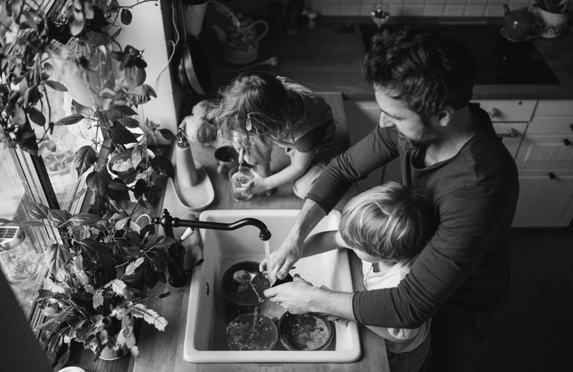 papa faisant la vaisselle avec ses enfants